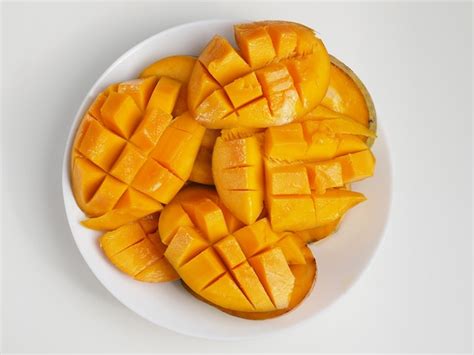 Premium Photo Sliced Mango On Plate