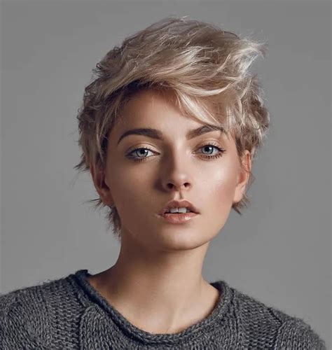 Short Haircuts For Round Faces Flattering