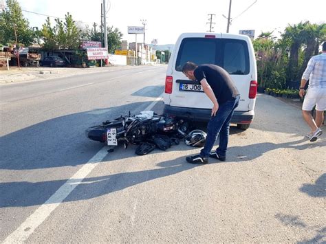 Park halindeki araca çarpan motosikletin sürücüsü ölümden döndü Haberler