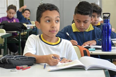 Alunos Da Rede Municipal Recebem Material Escolar Para Segundo Semestre