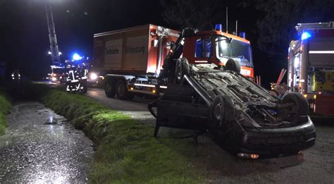 NonstopNews Passant findet kopfüber liegenden VW in Wassergraben und