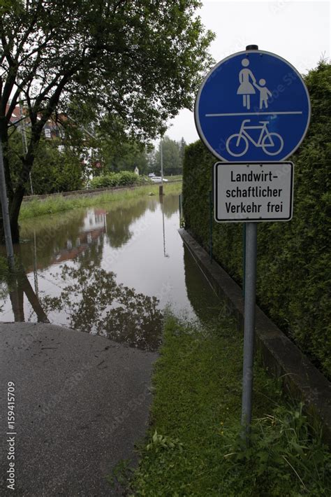 Hochwasser Auf Dem Radweg Stock Foto Adobe Stock