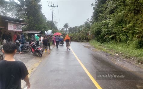 Akses Jalan Lintas Sibolga Padangsidimpuan Lumpuh Total Akibat Longsor