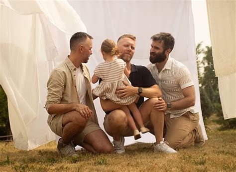 Trisal gay adota menina e os três lutam na Justiça para ser reconhecidos como pais