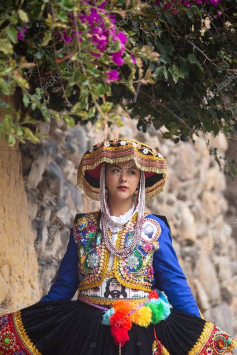 Hermosa Chica Con Vestido Tradicional De La Cultura Andina Peruana