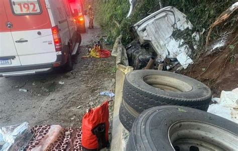 Caminh O Tomba Na Rota Do Sol Duas Mortes E Um Ferido Em Itati