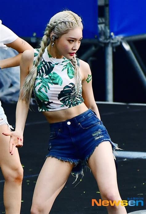 Cùng khoe body sexy ở lễ hội Waterbomb hot nhất xứ Hàn Hyuna lộ vòng nhức mắt đàn em