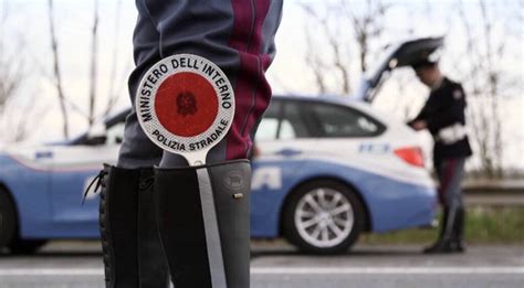 Ruba Un Auto Parcheggiata Ma Incrocia Una Pattuglia Della Polizia Di