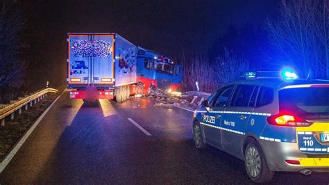 Unfall Auf Der B Alsfeld Lkw Kracht In Leitplanke Fahrer Verletzt