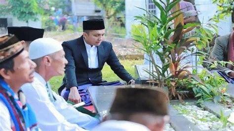 Idul Adha Bupati Panca Ziarah Ke Makam Kakek Dan Nenek Di Sukaraja