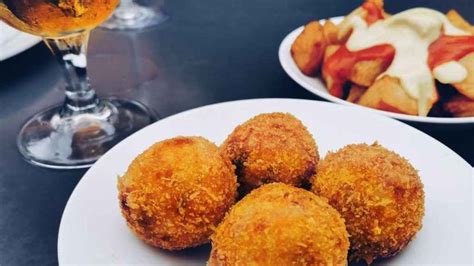 El Bar De Oviedo En El Que Regalan Tapas Deliciosas Croquetas O