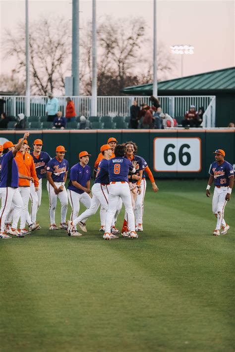 No 3 Clemson Scores Eight In The Ninth To Defeat No 7 Seminoles 9 8 In Game 2 Of Doubleheader