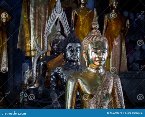 Hermosa Estatua Antigua De Buddha Dentro De La Iglesia Foto De Archivo