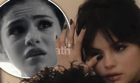 Selena Gomez Breaks Down In Tears In My Mind And Me Docu Daily Mail Online