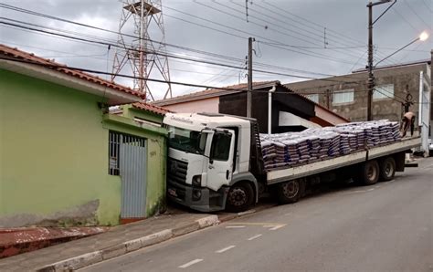 Caminh O Carregado Adubo Perde O Freio E Atinge Muro De Casa No