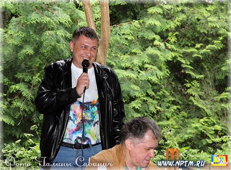 Александр Черняев в 2018 году на дне странника смотрит и слушает ...