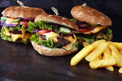 Hamburgueres Saborosos Da Carne Fresca Salada E Queijo Angus