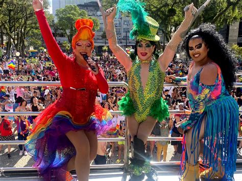 Parada do Orgulho LGBT reúne mais de 10 mil pessoas no Centro