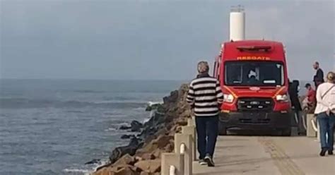 Pescador Morre Ap S Barco Virar Em Torres