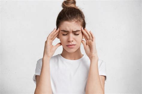 Brunette Jeune Femme En T Shirt Blanc Photo Gratuite