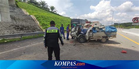 Pikap Bermuatan Durian Kecelakaan Di Tol Pekanbaru Dumai Tewas