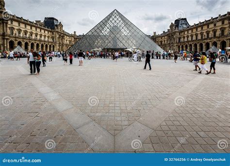 Glaspyramide Vor Dem Louvre Museum Paris Frankreich Redaktionelles