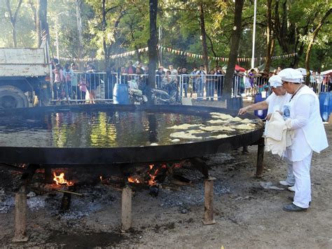 Realización de la Torta Frita Gigante en la Fiesta Provincial de la