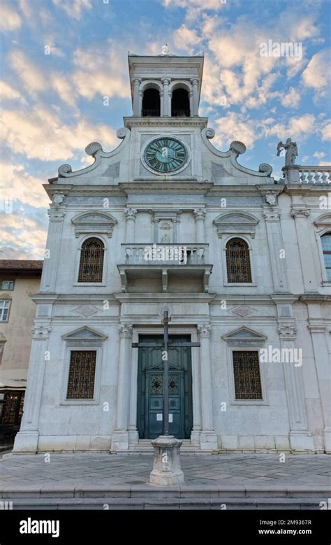 St james apostle statue hi-res stock photography and images - Alamy