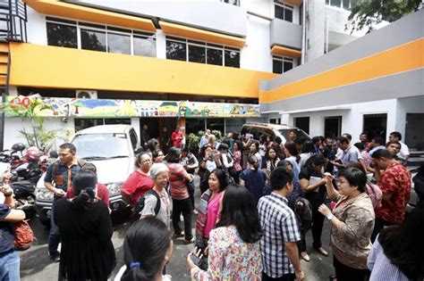 Diguncang Gempa Karyawan Perkantoran Di Jakarta Berhamburan Keluar Gedung