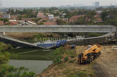 Jembatan Penghubung Kawasan Industri Jababeka Ambruk Dua Pekerja Luka