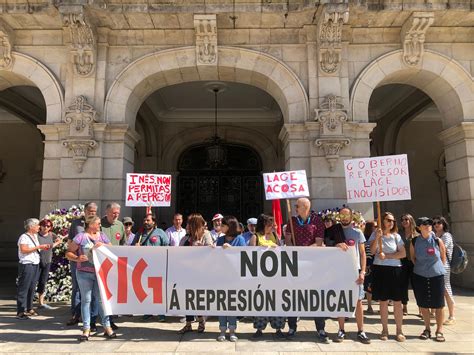 Concentración en María Pita contra a represión sindical a unha delegada