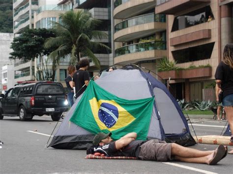 G Manifestantes Acampam Pr Ximo Casa De Cabral E Via Fechada No