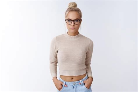 L Gante Et Sensuelle Jeune Blonde Glamour L Gante Avec Des Cheveux Peign S Dans Des Verres Et