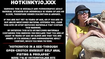 Hotkinkyjo en un traje de baño transparente con entrepierna abierta se hace fisting anal y