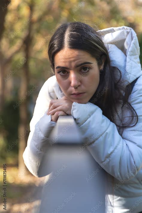 Foto De Mujer Morena Con Chaqueta Blanca Y Mochila Negra Se Apoya En