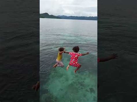 Keseruan Bareng Adik Adik Kampung Friwen Raja Ampat Shorts Rajaampat