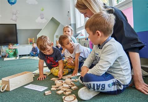 Centrum Odzi Jest Zielone Szpalery Drzew Przy Ulicach Zachwycaj I