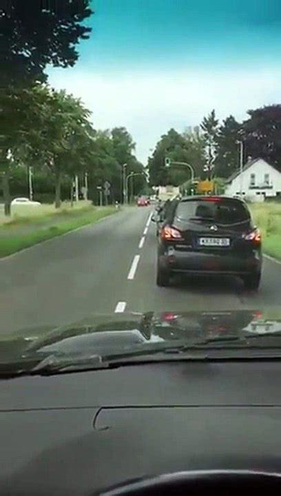 Un Automobiliste Film En Train De Rouler Avec Un Homme Sur Le Pare