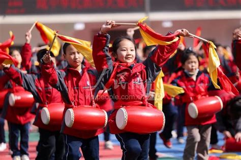 湖北襄阳传统腰鼓韵动校园 人民图片网