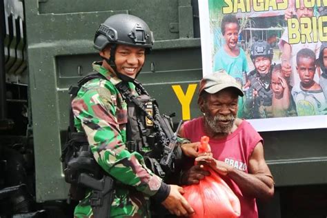 Mobil Senyum Pasukan Yonif MR 411 Kostrad Kini Hadir Di Kenyam