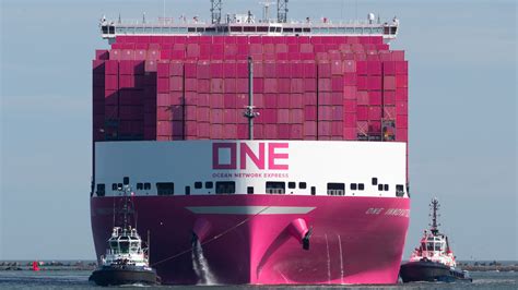 Port Of Hamburg Over 24 000 TEU In Magenta