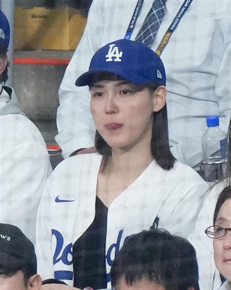 大谷翔平の妻・真美子さんが開幕2戦目も現地で観戦 ドジャースユニとキャップを着用 Mlb写真ニュース 日刊スポーツ