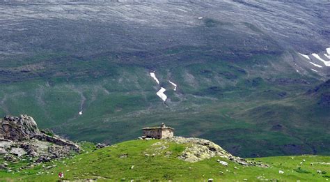 House high in the Pyrenees Mountains image - Free stock photo - Public Domain photo - CC0 Images