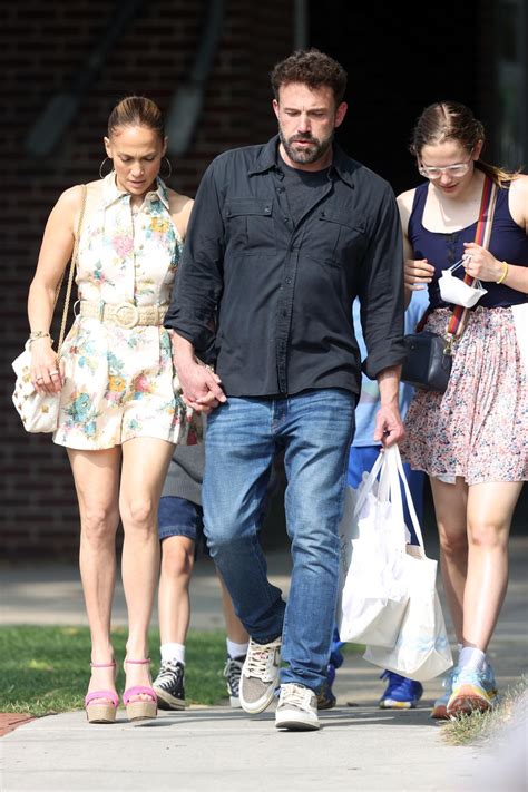 Jennifer Lopez, Ben Affleck hold hands while shopping with kids