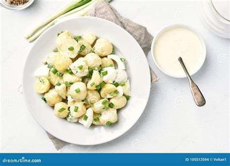 Ensalada De Patata Con Los Huevos Y La Cebolla Verde Foto De Archivo