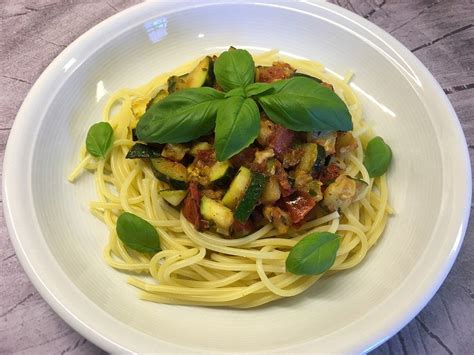 Spaghetti Mediterran Mit Zucchini Und Tomaten Von Jicky Chefkoch