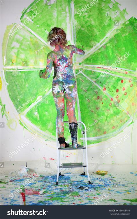 Naked Girl Covered Paint Standing On Stok Fotoğrafı Şimdi Düzenle 156608453