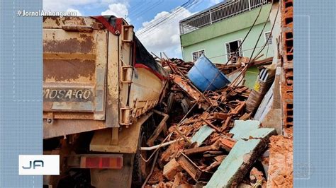 Novo vídeo mostra quando caminhão desgovernado atravessa muro de loja