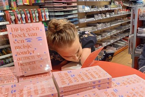 Drukte Bij Signeersessie Van Presentator En Oud Groesbeekse Eva Eikhout Berg En Dal Adnl