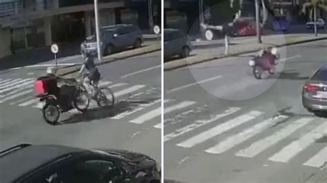 IMÁGENES FUERTES una chica ciclista es golpeada de frente por una moto